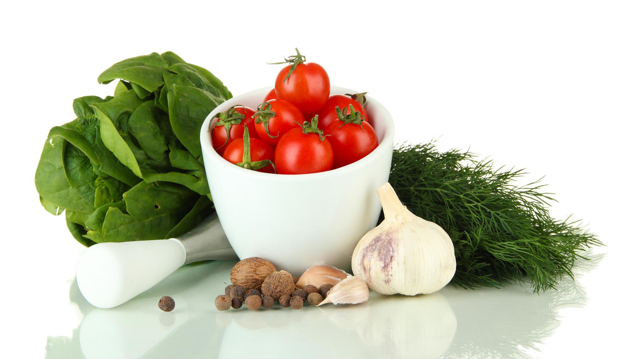 Still life: švieži produktai ant medinio stalo